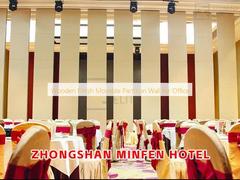 Drewniane Wykończenie Przesuwnej Ściany Działowej do Biura