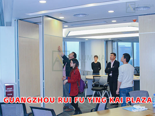 Dobra cena. Ognioodporna Drewniana Akustyczna Ściana Działowa z Profilem 6061-T6 i Ramą Stalową Q235 do Przestrzeni Współpracy w Internecie